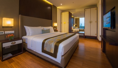 Vivanta Suite Room with Airport Pick up and Drop off including 15% off on F&B & Spa