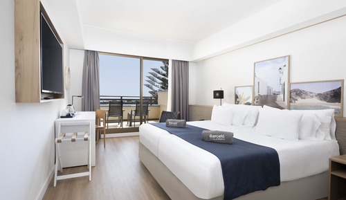 Chambre, vue piscine