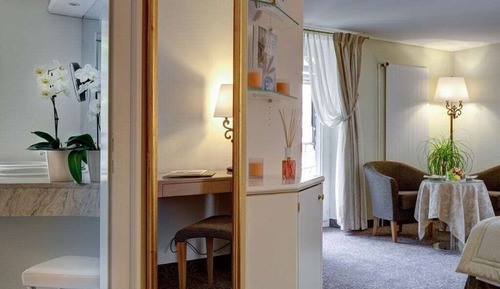 Chambre Supérieure, balcon (South)