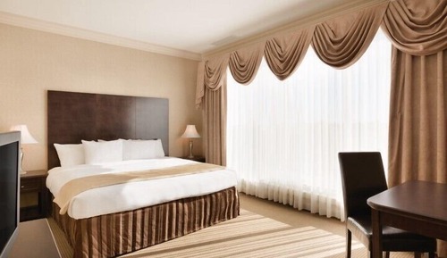 Chambre, 1 très grand lit et 1 canapé-lit, non-fumeurs (Crown Two Room Suite)