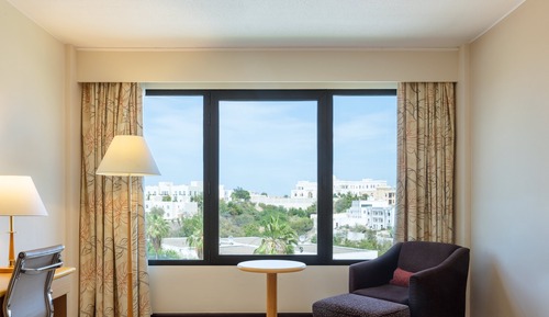Chambre, 1 très grand lit, vue ville