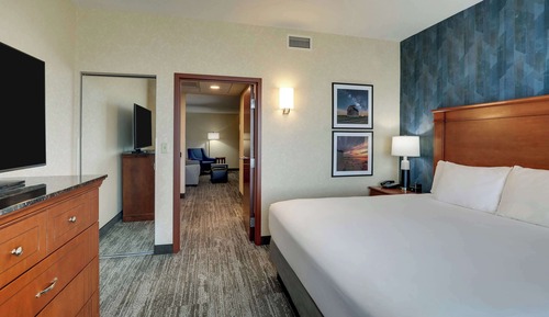 Suite, 1 très grand lit et 1 canapé-lit, accessible aux personnes à mobilité réduite (2 Rooms, Tub)
