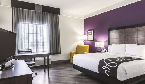Chambre, 1 très grand lit, accessible aux personnes à mobilité réduite, non-fumeurs