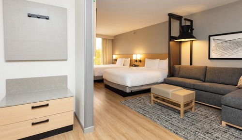 Chambre, 2 grands lits, accessible aux personnes à mobilité réduite, baignoire (with sofa bed)