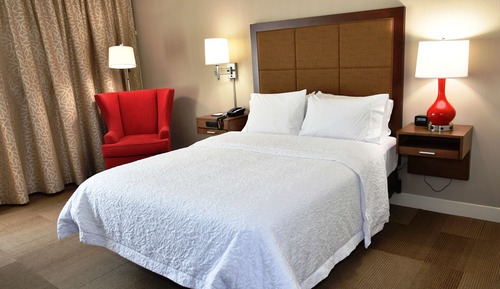 Chambre, 1 grand lit, accessible aux personnes à mobilité réduite, baignoire