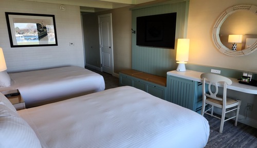 Chambre, 2 grands lits, accessible aux personnes à mobilité réduite, vue établissement