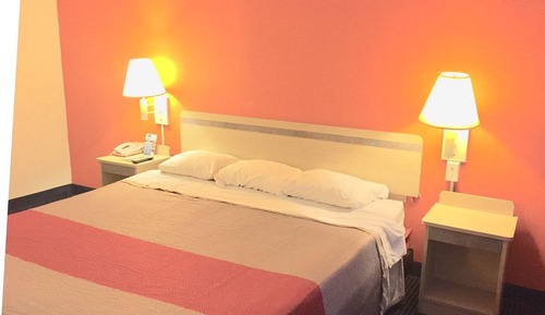 Chambre, 1 très grand lit, fumeurs