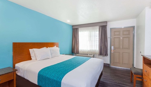 Chambre, 1 très grand lit, accessible aux personnes à mobilité réduite (Mobility/Hearing Impaired)