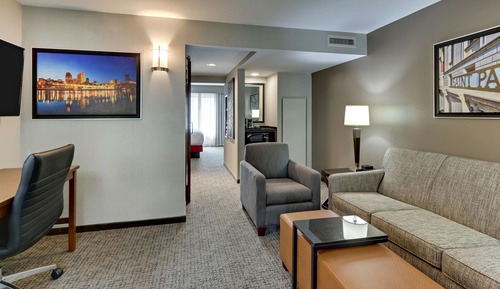 Suite, 1 très grand lit et 1 canapé-lit (Hearing Accessible, Upper Floor)