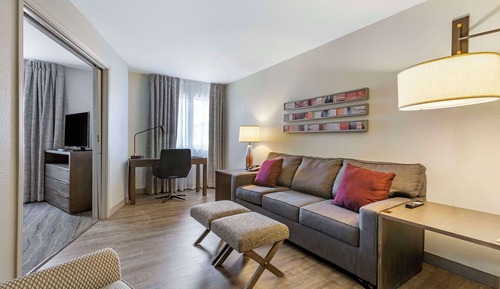 Suite, plusieurs lits, non-fumeurs, patio (Living Room, Wet Bar)