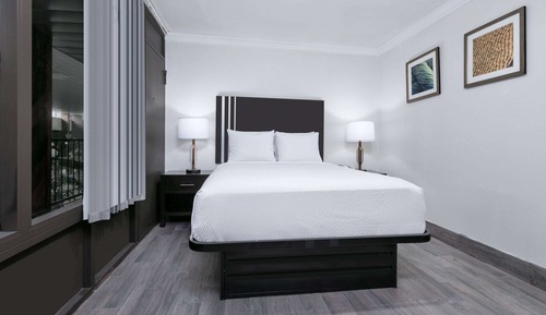 Suite, 1 grand lit, non-fumeurs, vue piscine (Interior)