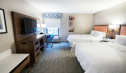 Chambre, 2 grands lits, accessible aux personnes à mobilité réduite, baignoire (Hearing & Mobility)