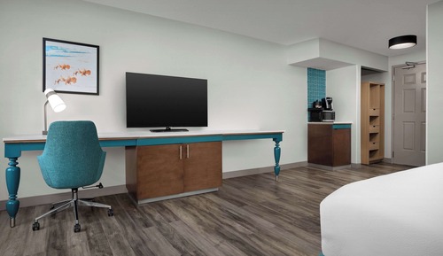 Chambre, 1 très grand lit, accessible aux personnes à mobilité réduite, baignoire