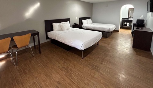 Chambre Deluxe, 2 grands lits, non-fumeurs, réfrigérateur et four à micro-ondes