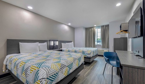 Chambre Deluxe, 2 grands lits, fumeurs, réfrigérateur et four à micro-ondes