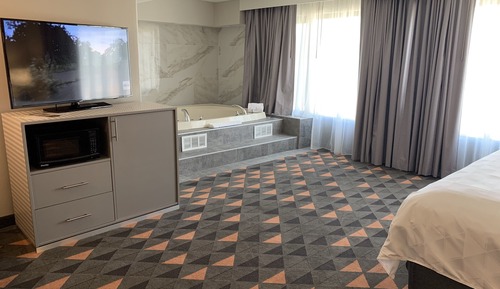 Chambre Standard, 1 très grand lit, baignoire à jets
