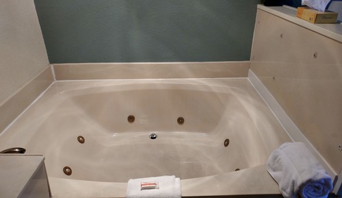 Chambre, 1 très grand lit, non-fumeurs, bain à remous