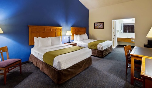 Chambre Standard, 2 grands lits, non-fumeurs, réfrigérateur et four à micro-ondes