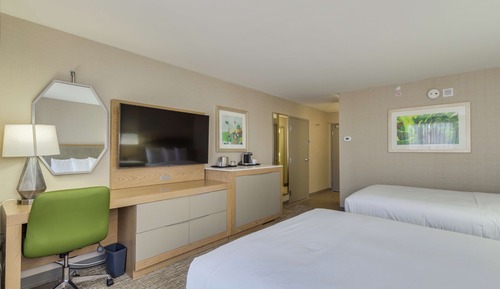 Chambre, 2 grands lits, vue piscine