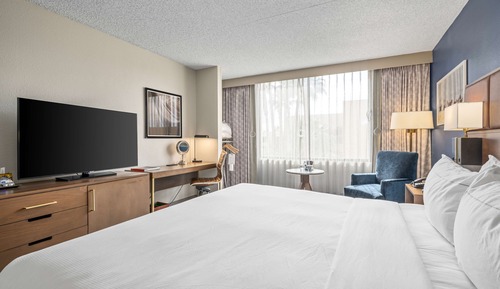 Chambre, 1 très grand lit, accessible aux personnes à mobilité réduite, baignoire