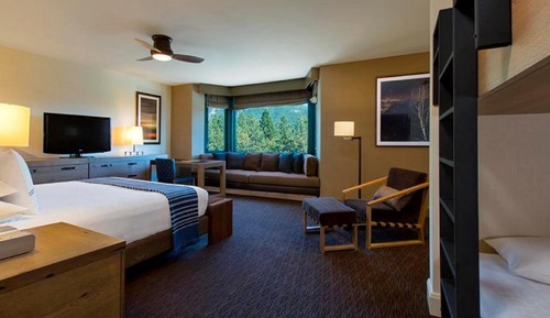 Suite Familiale, 1 très grand lit (with built-in Twin bunk beds)