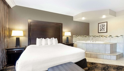 Chambre Standard, 1 très grand lit, non-fumeurs, baignoire à jets