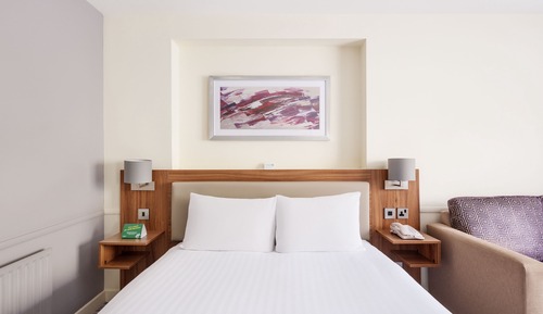 Chambre Standard, 1 lit double et 1 canapé-lit, accessible aux personnes à mobilité réduite