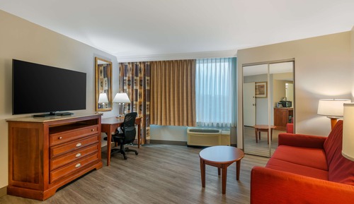 Suite n.-f., très gd lit, bain tourb.