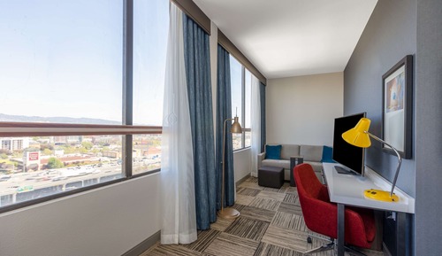 Suite Junior, 1 très grand lit, vue montagne, en angle