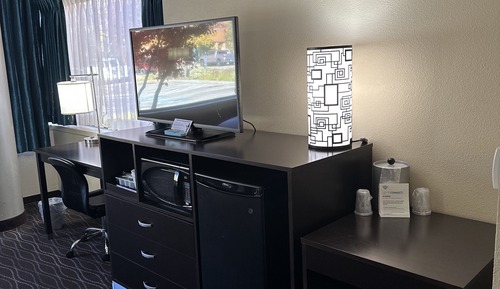 Chambre Standard, 2 grands lits, douche accessible en fauteuil roulant (Communications Accessible)
