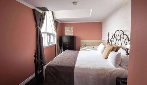 Suite, 1 très grand lit, non-fumeurs, baignoire à jets (Separate Living Room;with Sofabed)
