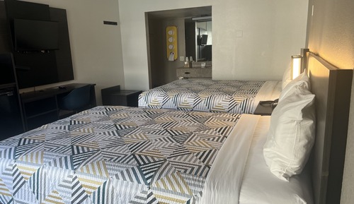 Chambre Standard, 2 lits doubles, non-fumeurs, réfrigérateur et four à micro-ondes