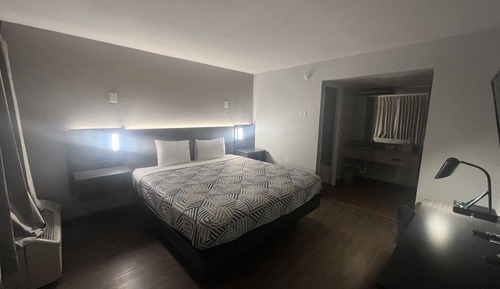 Chambre Standard, 1 très grand lit, non-fumeurs, réfrigérateur et four à micro-ondes