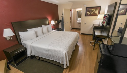 Chambre Affaires, 1 très grand lit, accessible aux personnes à mobilité réduite (Smoke Free)