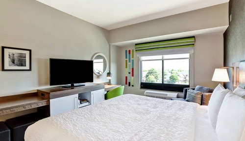Chambre Signature, 1 très grand lit, réfrigérateur