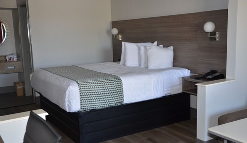 Chambre, 1 très grand lit, accessible aux personnes à mobilité réduite, non-fumeurs