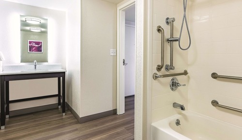 Chambre Deluxe, 1 très grand lit, non-fumeurs (Mobility/Hearing Impaired Accessible)