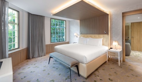 Chambre Supérieure, 1 très grand lit, en angle