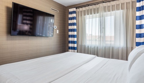 Suite, 1 très grand lit, vue piscine