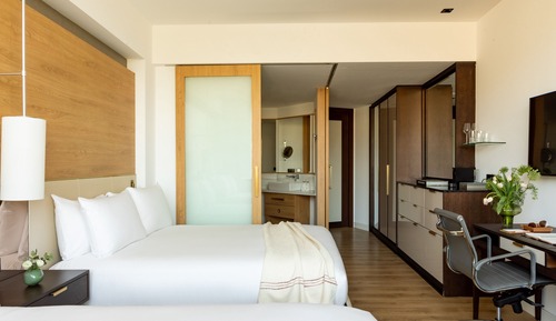 Red Level Three Bedroom Suite (4+4)