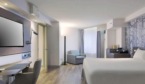 Chambre, 1 très grand lit, accessible aux personnes à mobilité réduite (Roll-In Shower)