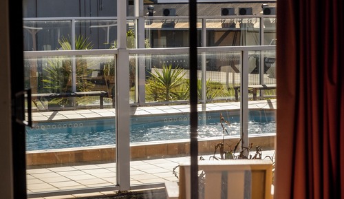 Chambre Familiale, en bord de piscine