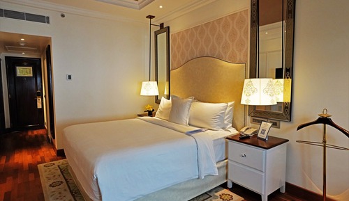 Chambre, vue piscine, dans la tour