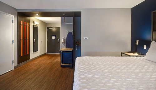 Chambre, 1 très grand lit, accessible aux personnes à mobilité réduite, baignoire