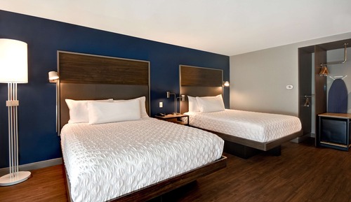Chambre, 2 grands lits (Mobility/Hearing, Roll In Shower)