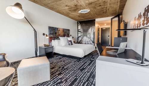 Chambre, 1 très grand lit, accessible aux personnes à mobilité réduite (Hearing)