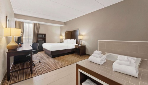 Chambre, 1 très grand lit, non-fumeurs, baignoire à jets