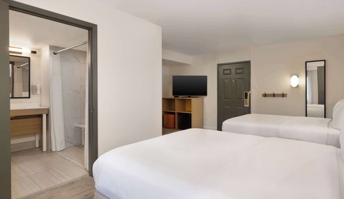 Chambre, 2 grands lits (Mobility & Hearing, Roll-in Shower)