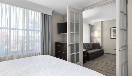 Chambre, 1 très grand lit, accessible aux personnes à mobilité réduite (Roll-In Shower)