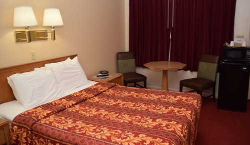 Chambre, 1 grand lit, fumeurs, réfrigérateur et four à micro-ondes